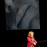 L’attrice Diana Hobel in scena con lo spettacolo Icone imperfette