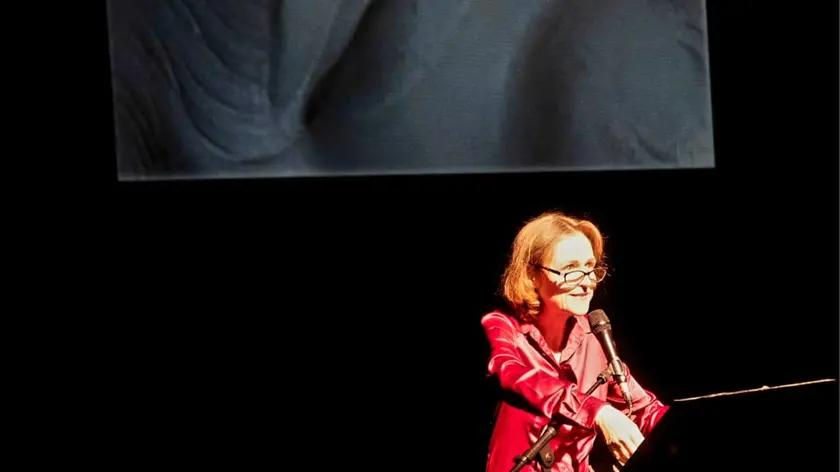 L’attrice Diana Hobel in scena con lo spettacolo Icone imperfette