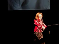 L’attrice Diana Hobel in scena con lo spettacolo Icone imperfette