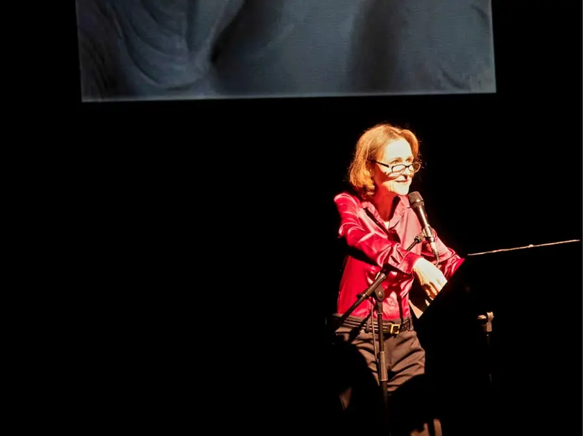 L’attrice Diana Hobel in scena con lo spettacolo Icone imperfette