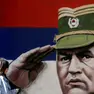 In una foto del'8 giugno 202, una persona cammina davanti a un murale dedicato all'ex comandante serbo-bosniaco Ratko Mladic a Belgrado, 26 agoato 20267. ANSA//ANDREJ CUKIC