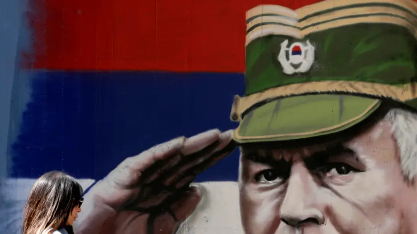 In una foto del'8 giugno 202, una persona cammina davanti a un murale dedicato all'ex comandante serbo-bosniaco Ratko Mladic a Belgrado, 26 agoato 20267. ANSA//ANDREJ CUKIC