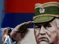In una foto del'8 giugno 202, una persona cammina davanti a un murale dedicato all'ex comandante serbo-bosniaco Ratko Mladic a Belgrado, 26 agoato 20267. ANSA//ANDREJ CUKIC