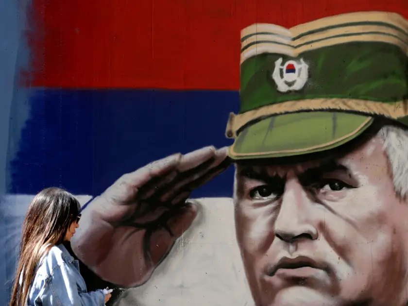 In una foto del'8 giugno 202, una persona cammina davanti a un murale dedicato all'ex comandante serbo-bosniaco Ratko Mladic a Belgrado, 26 agoato 20267. ANSA//ANDREJ CUKIC