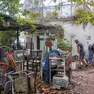 Una squadra di operai al lavoro già da giorni per sgomberare il cortile attiguo al ristorane la Marinella da vecchi arredi abbandonati lì ormai da anni. Foto Massimo Silvano