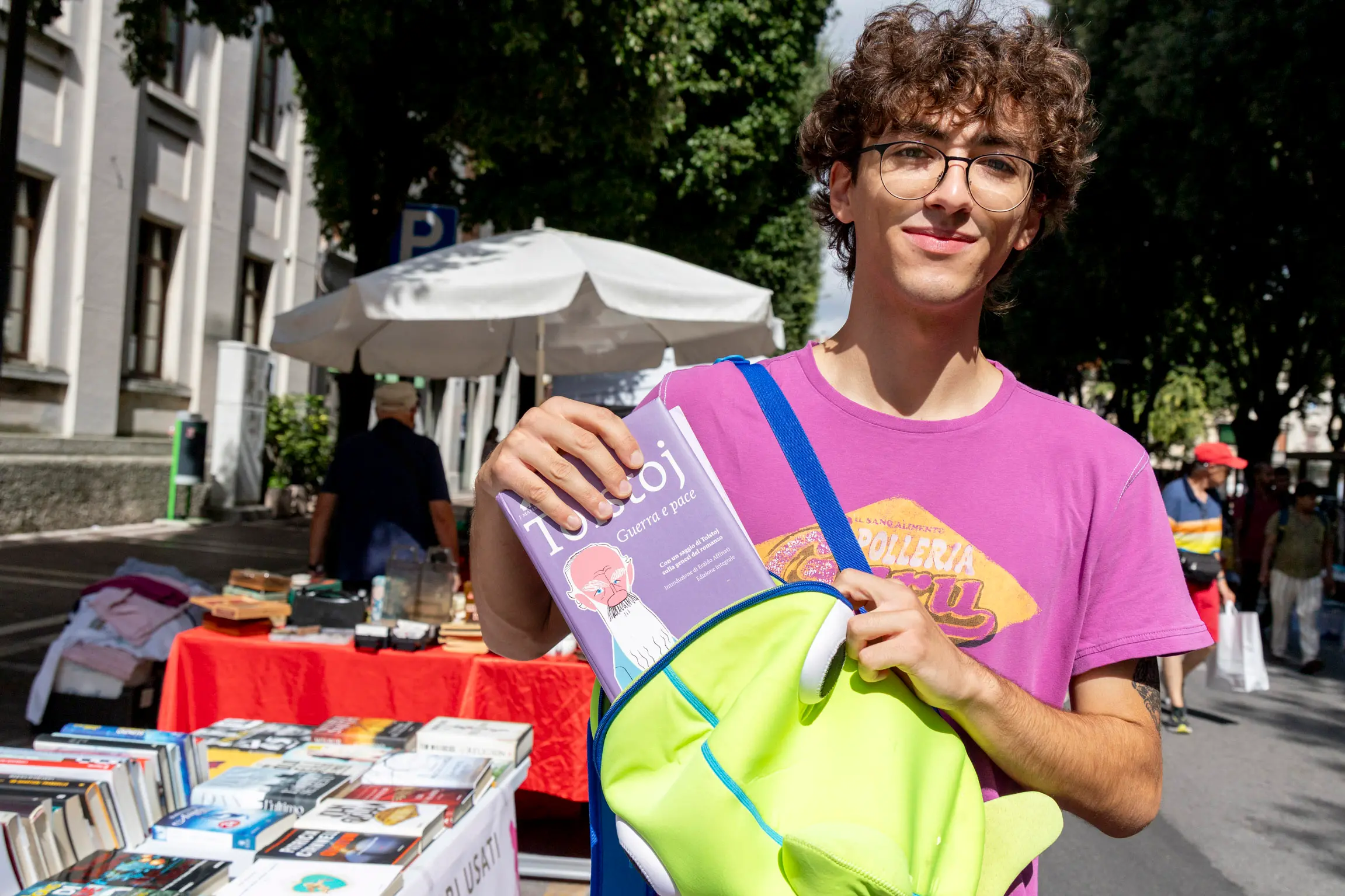 Andrea Negrisin con il libro di Tolstoj appena comprato. Foto Bonaventura