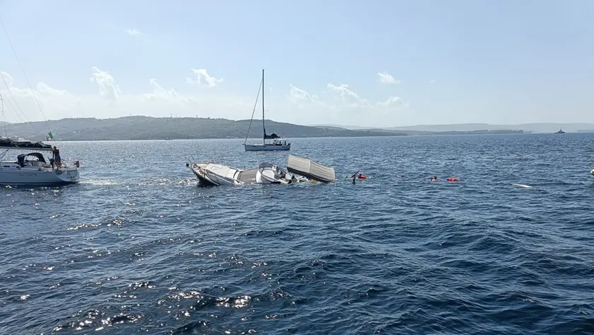 La barca affondata davanto al Porto Vecchio
