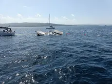La barca affondata davanto al Porto Vecchio