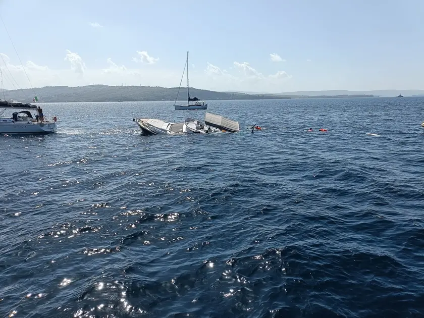 La barca affondata davanto al Porto Vecchio