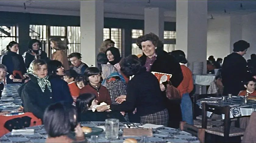 Le maestre assieme ai bambini ospiti di Grado dopo la scossa dell'11 settembre 1976