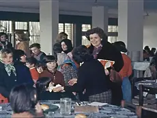 Le maestre assieme ai bambini ospiti di Grado dopo la scossa dell'11 settembre 1976