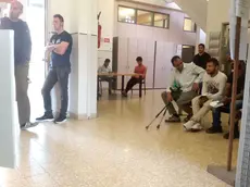 Cittadini stranieri in attesa di accedere agli sportelli dell’Anagrafe in Municipio