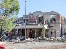 È praticata tutta a rasa al suolo la facciata dell’ex Civile. Foto Tibaldi