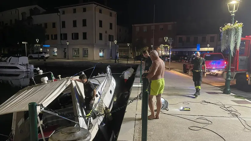 Il motoscafo semi-affondato in riva San Vito, nella zona centrale del porto di Grado. Foto Antonio Boemo