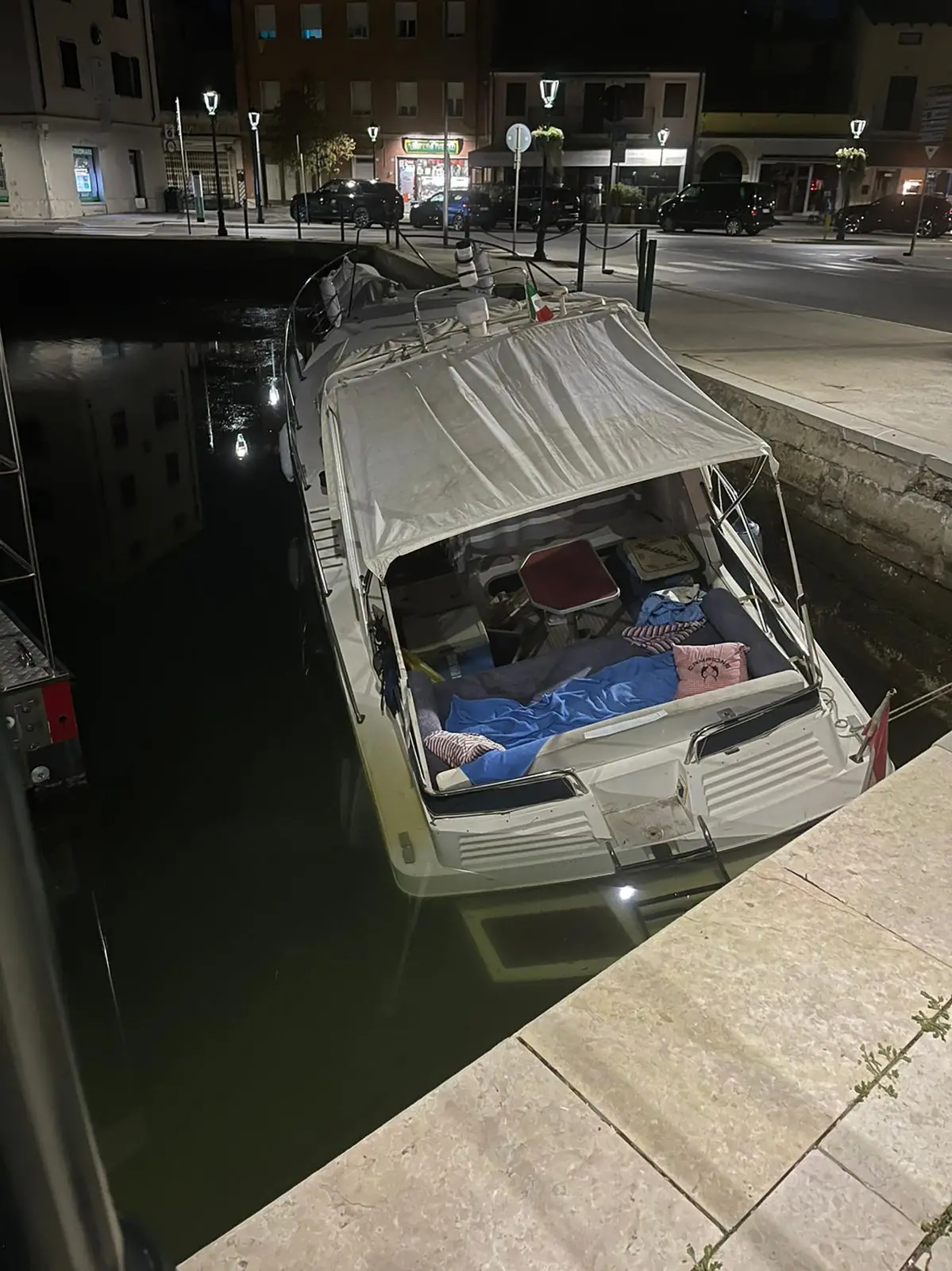 Il motoscafo semi-affondato in riva San Vito, nella zona centrale del porto di Grado. Foto Antonio Boemo