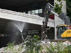 Le pale meccaniche in azione all’interno del comprensorio dell’ex fiera di Montebello. Fotoservizio Francesco Bruni