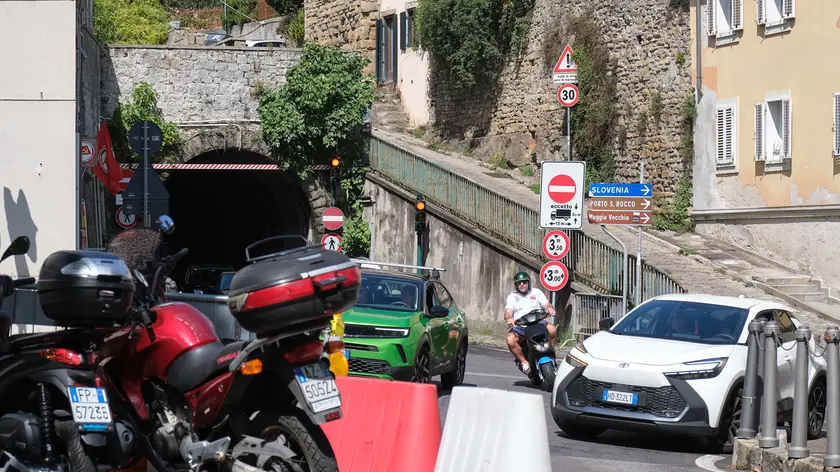 Il traffico fuori dalla galleria Nazario Sauro. Foto Massimo Silvano