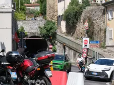 Il traffico fuori dalla galleria Nazario Sauro. Foto Massimo Silvano