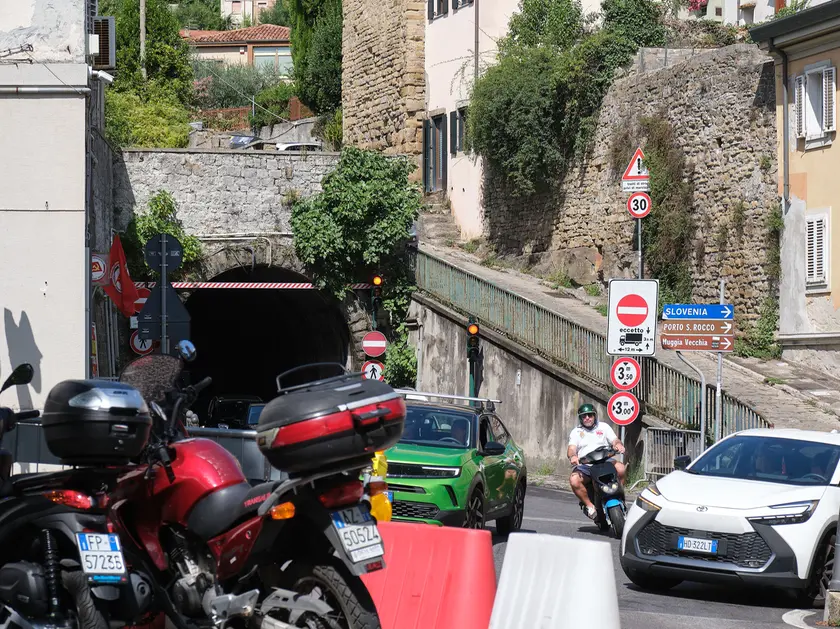 Il traffico fuori dalla galleria Nazario Sauro. Foto Massimo Silvano