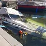 Le operazioni dei vigili del fuoco per riportare a galla il motoscafo semi-affondato in riva San Vito a Grado