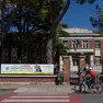 Il cartello sul nuovo corso di studi accreditato Cambridge esposto al liceo Buonarroti di Monfalcone. Foto Bonaventura