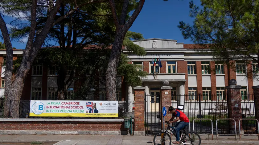 Il cartello sul nuovo corso di studi accreditato Cambridge esposto al liceo Buonarroti di Monfalcone. Foto Bonaventura