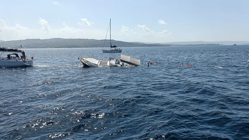 La Diwa II, lunga 14 metri, si inabissa a circa 300 metri della diga Luigi Rizzo. In soccorso barche e Capitaneria