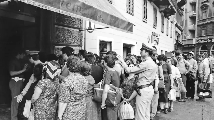 12 giugno 1982, poliziotti e carabinieri regolano l'afflusso di clienti d'oltreconfine al negozio Cremcaffè in piazza Goldoni. Foto Enzo Lasorte - Italfoto