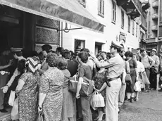 12 giugno 1982, poliziotti e carabinieri regolano l'afflusso di clienti d'oltreconfine al negozio Cremcaffè in piazza Goldoni. Foto Enzo Lasorte - Italfoto