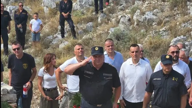 La cerimonia in ricordo dei 12 vigili del fuoco (foto Hvz)