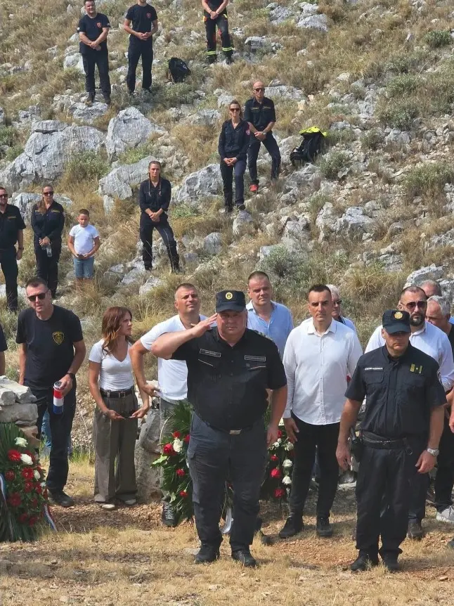 La cerimonia in ricordo dei 12 vigili del fuoco (foto Hvz)
