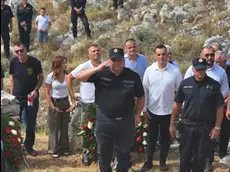La cerimonia in ricordo dei 12 vigili del fuoco (foto Hvz)