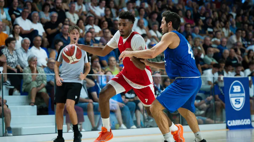 Abramo Canka, a sinistra, in azione e a destra il playmaker Colbey Ross in palleggio Ciamillo/Lasorte