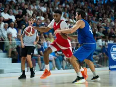 Abramo Canka, a sinistra, in azione e a destra il playmaker Colbey Ross in palleggio Ciamillo/Lasorte