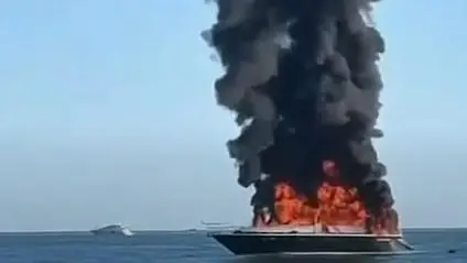 Lo yacht a fuoco