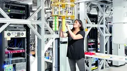 Una ricercatrice all’interno dell’Ibm quantum Lab