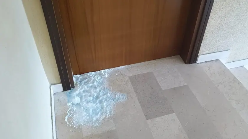 I segni dell'acido lasciati a terra nei condimini presi di mira in via Montasio