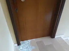 I segni dell'acido lasciati a terra nei condimini presi di mira in via Montasio