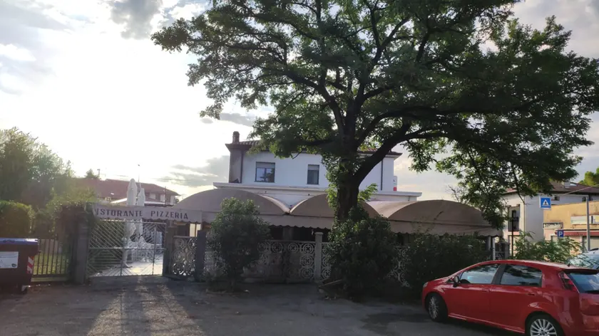 L'esterno della pizzeria "Il giardino" (foto Bonaventura)