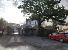 L'esterno della pizzeria "Il giardino" (foto Bonaventura)