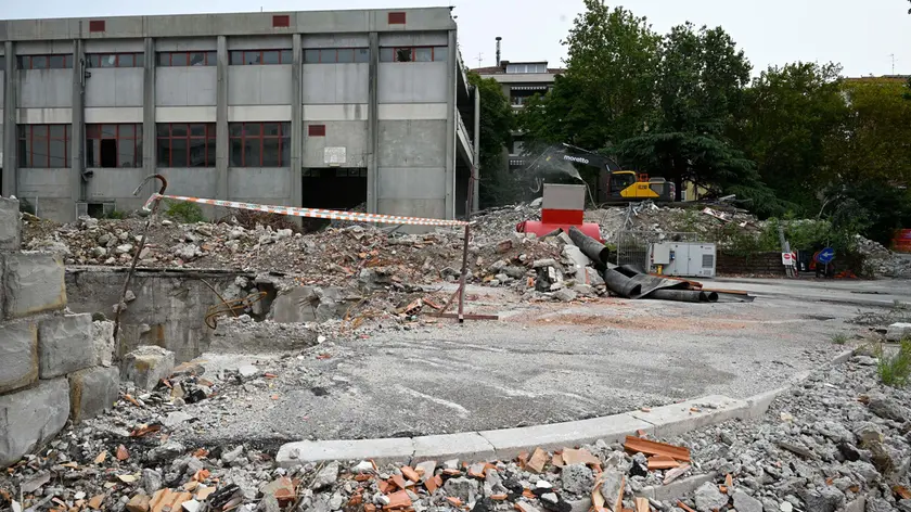 Le opere di demolizione all'ex Fiera di Montebello. Foto Francesco Bruni