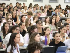L'edificio H3 dell'Università di Trieste gremito per l'inizio del semestre filtro di Medicina. Foto Andrea Lasorte