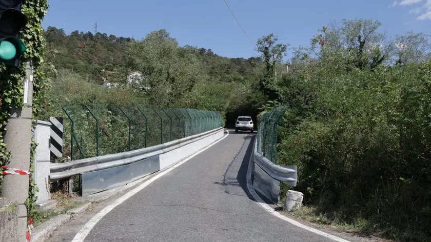 Riaperto il ponte dopo il braccio di ferro tra Comune e Rfi (Foto di Andrea Lasorte)