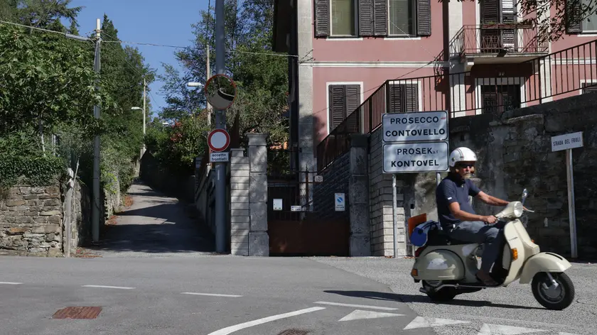 I muretti rifatti a nuovo in strada del Friuli (Foto Lasorte)