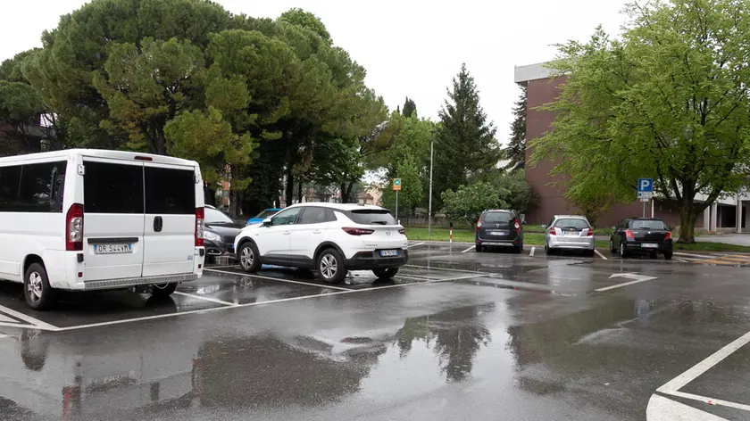 Auto parcheggiate nel piazza Risiera San Sabba (foto Katia Bonaventura)