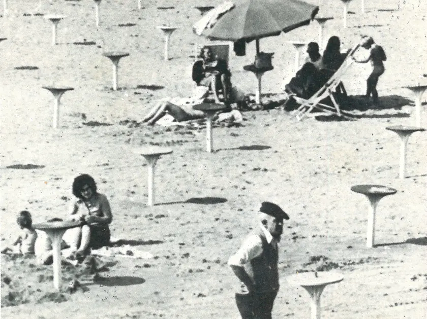 Un'immagine dal settembre del 1976: un anziano, vestito di tutto punto, passeggia a Lignano. È uno degli sfollati del terremoto del Friuli