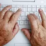 Anziano al lavoro con un computer