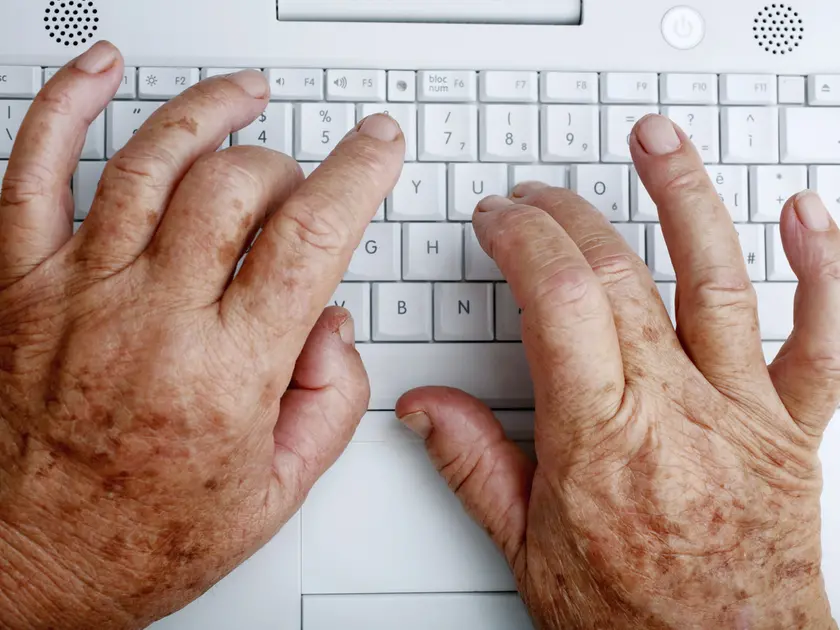 Anziano al lavoro con un computer