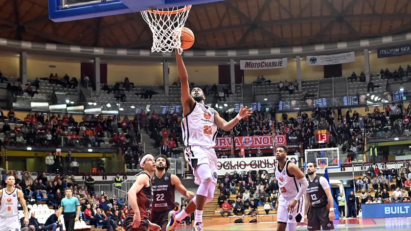 Markel Brown a canestro (foto Francsco Bruni)