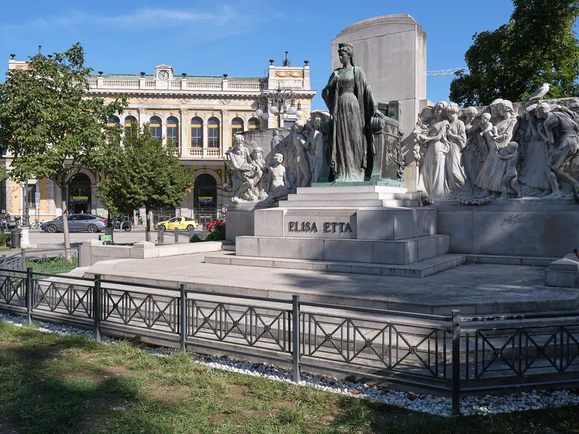 Il monumento dedicato all'imperatrice Sissi in piazza Libertà. Foto di Massimo Silvano